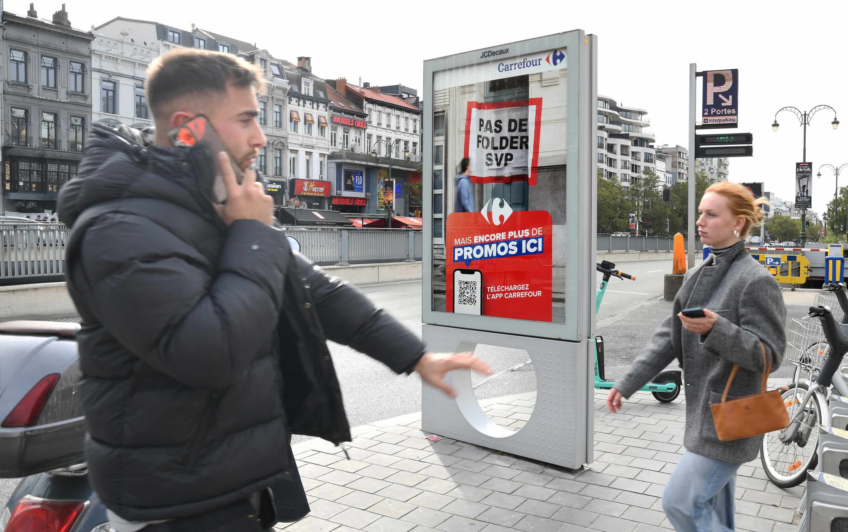 Carrefour affiche son folder avec JCDecaux